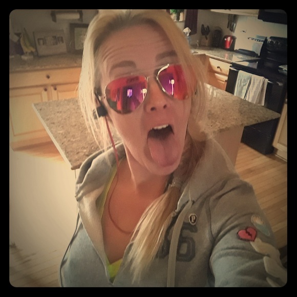 Meet your Posher, Danielle - Picture 1 of 1